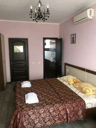 Гостиница Юнона Анапа Трехместный номер с балконом-4